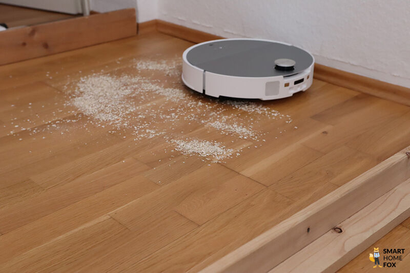 Roborock Saros 10 entfernt fast alle Haferflocken vom Parkett